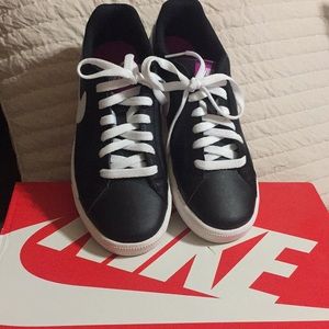 Nike Black tennis shoes